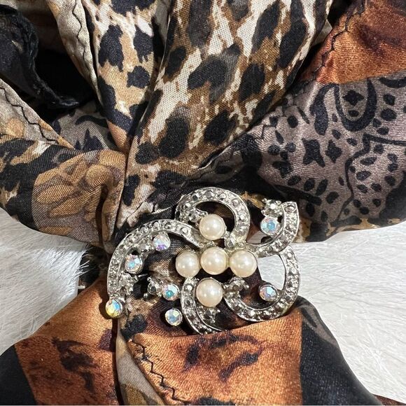 1960's Vintage Simulated Pearl and Australian Aurora‎ Borealis Stones Brooch Pin - Picture 10 of 10